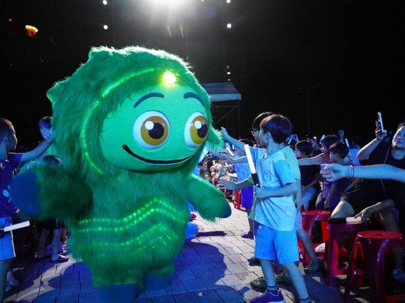 由客家委員會與紙風車劇團打造的全新原創客家親子劇「燈怪」，從19到21日在高雄完成3天3場演出，15隻「瓜族」「燈族」呆萌亮相，吸引大小朋友進入「燈怪宇宙」。（紙風車劇團提供）