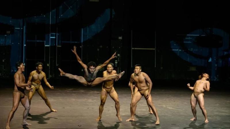 台灣布拉瑞揚舞團在德國威瑪藝術節帶來舞作「路吶」，舞者以歌聲與肢體共創，呈現布農族「報戰功」傳統文化。（威瑪藝術節提供）