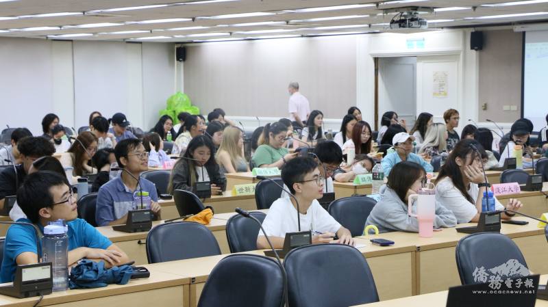 來自大臺北地區9所大專院校的僑生參與「中華民國114年十月慶典回國僑胞接待服務處聯絡員任務講習」