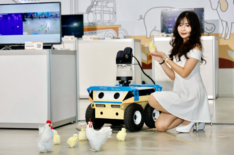 工研院打造的「雞舍管理巡檢機器人」以國產晶片打造農業共通型自主移動載具，整合⾃動排程、視覺與導航模組，即時蒐集雞隻影像與熱成像資料，協助農場進行雞舍巡檢與健康監測，每天可進行無死角巡檢，省⼯省⼒。