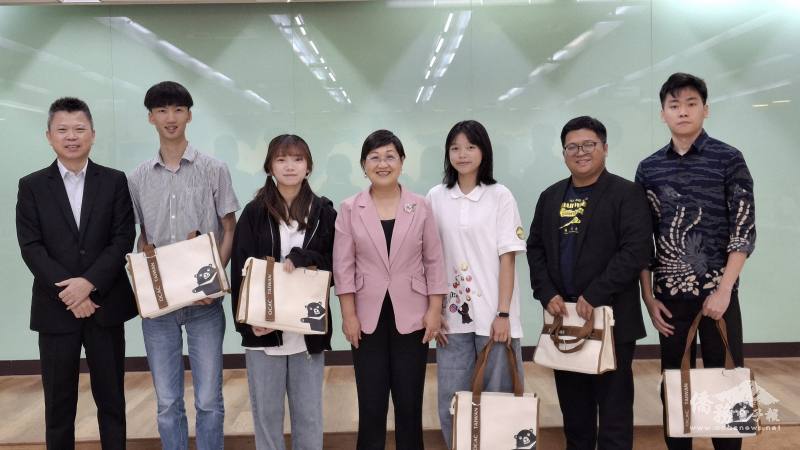 徐佳青致贈紀念品予全國性僑生社團代表