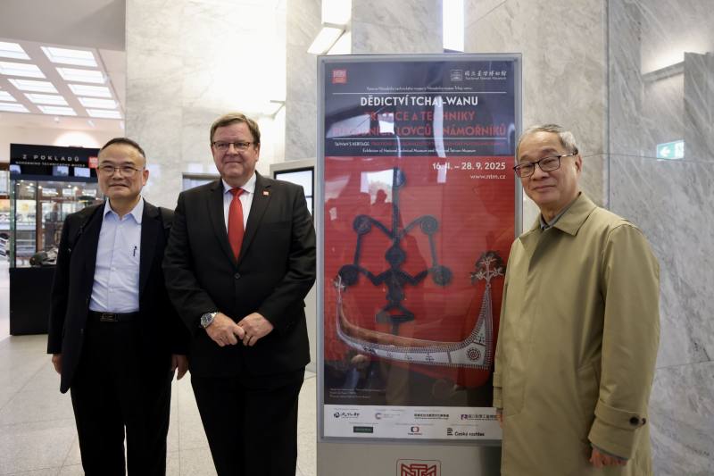 Minister Li (right) visited the exhibition ‘Taiwan’s Heritage: Traditions and Techniques of the Indigenous Hunters and Seamen’ alongside Director Karel Ksandr (2nd from the left) and Director Hsiao Tsung-huang