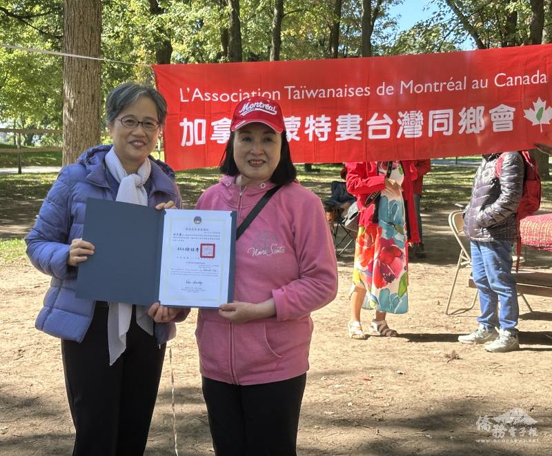 陳淑容（左）頒贈感謝狀予僑務諮詢委員兼同鄉會召集人林美麗（右）