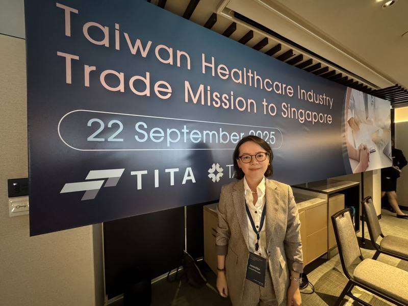 由多家醫療、保健及健康產業機構組成的台灣代表團，22日赴新加坡商務媒合活動。團長李慧鈴指出，新加坡在亞洲扮演連結國際的重要角色，是台灣業者拓展海外市場的理想平台。