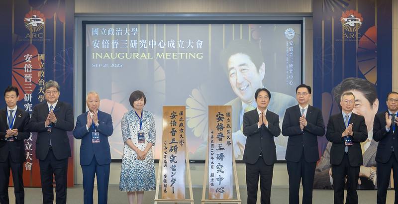 總統和與會人員合影