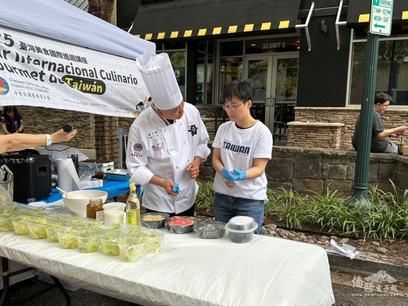 駐美國代表處公使楊懿珊（右1）也親自加入體驗，與民眾一同在歡笑聲中感受臺灣美食的創意魅力