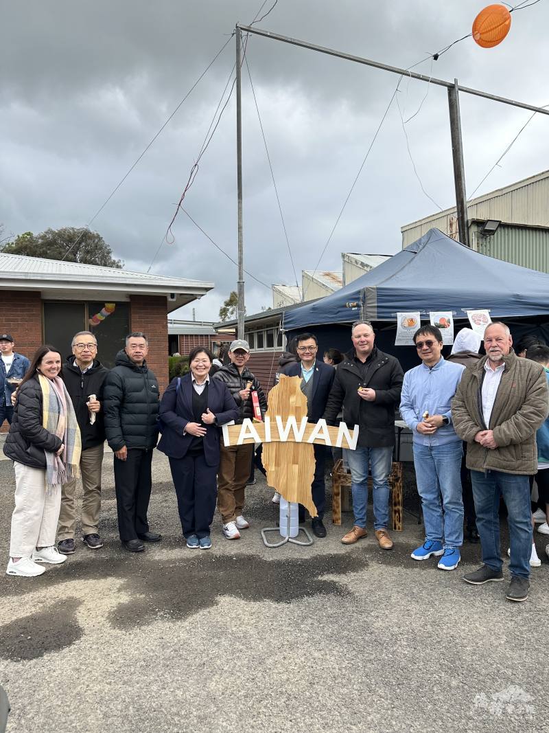 楊容清一行與 Colac Otway 市市長 JasonSchram 及市議員 Chris Potter 合影