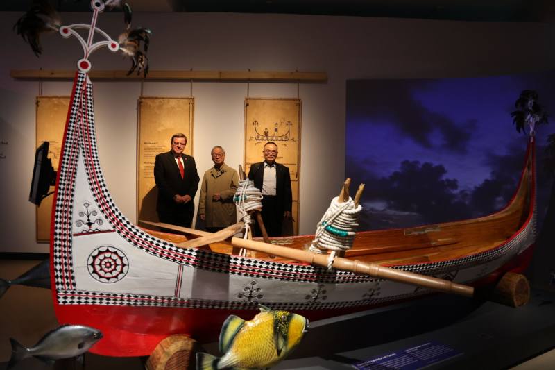 Minister Li (center) took a photo with Director Karel Ksandr (left) of the National Technical Museum and Director Hsiao Tsung-huang (right) of the National Palace Museum of Taiwan