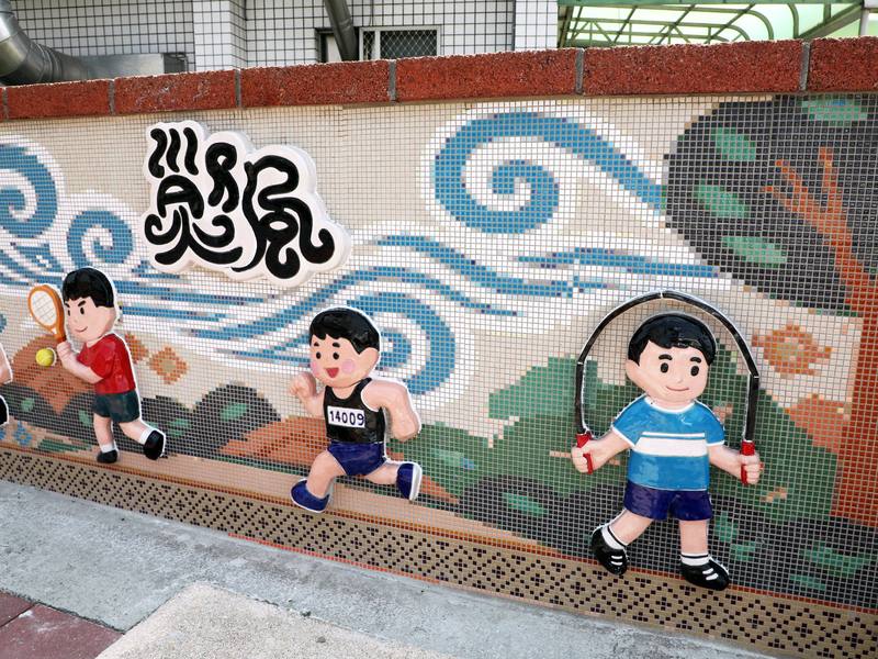 嘉義縣民雄鄉東榮國小馬賽克藝術牆22日揭幕，其中一幅創作「烈風（Dovoha）」，是紀念舊時生活在民雄的平埔族