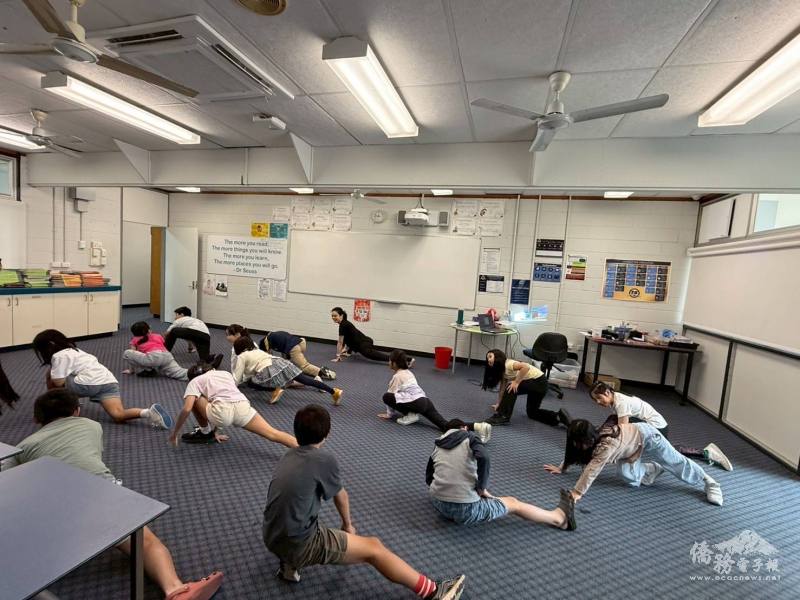 杜佳家進行民族舞蹈教學