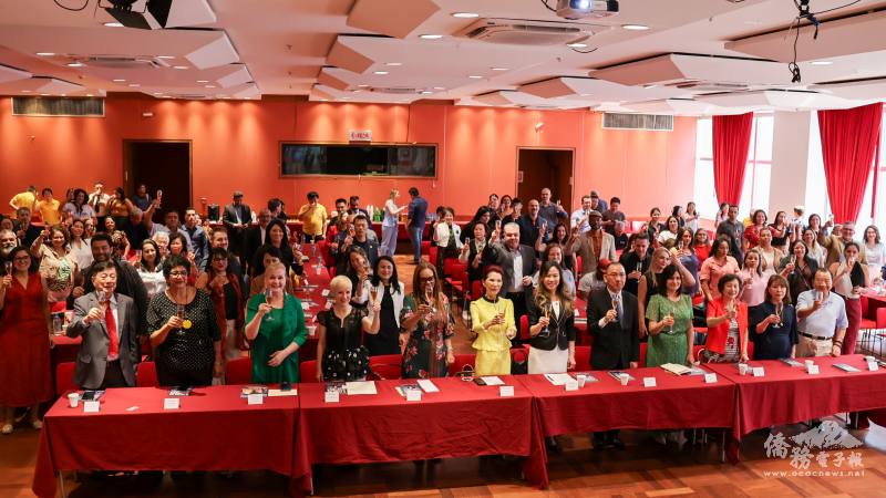 貴賓和與會者一同祝賀中華民國生日快樂