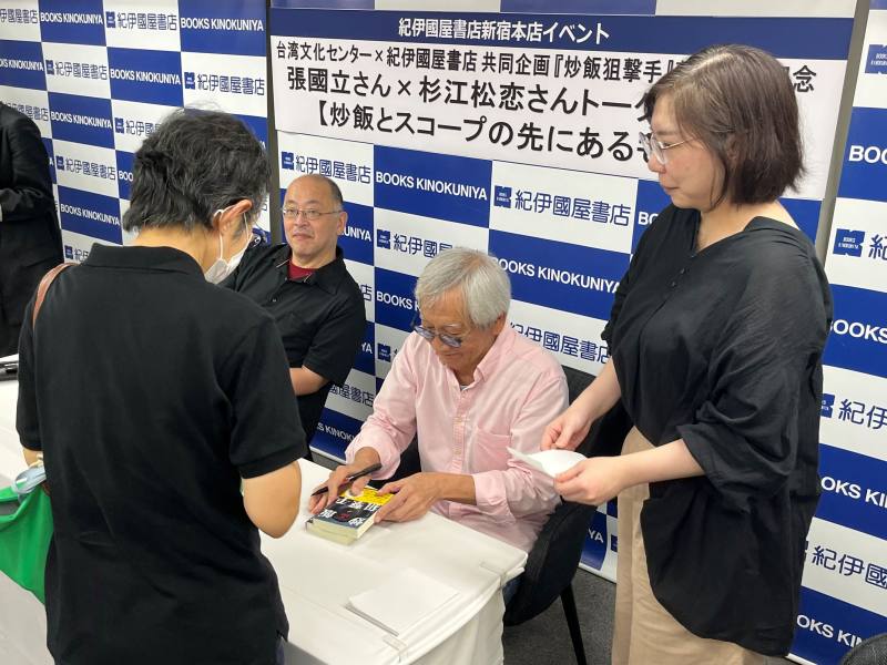 張國立於交流座談後為讀者簽書（駐日臺灣文化中心提供）