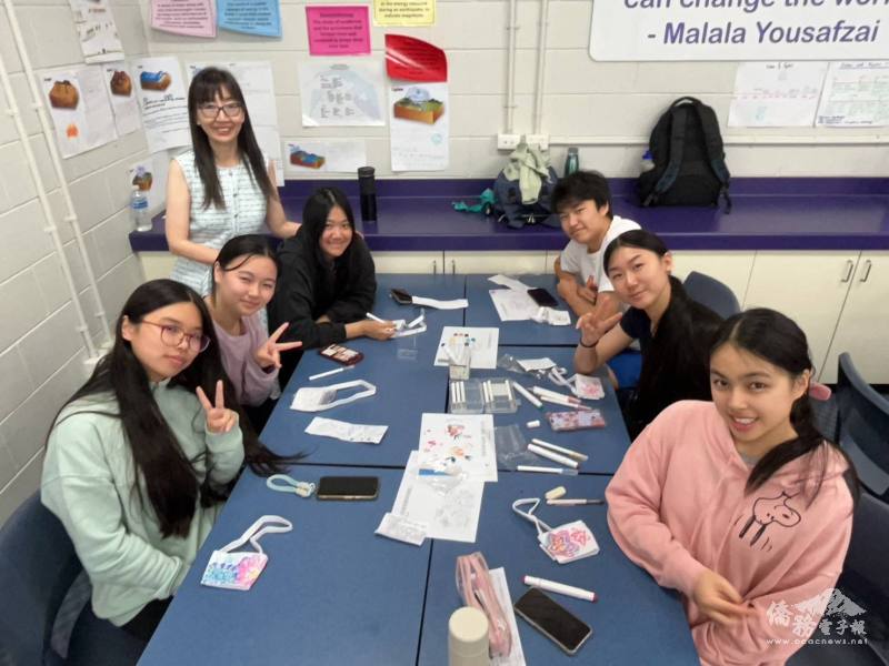 董惠芳進行客家彩繪教學