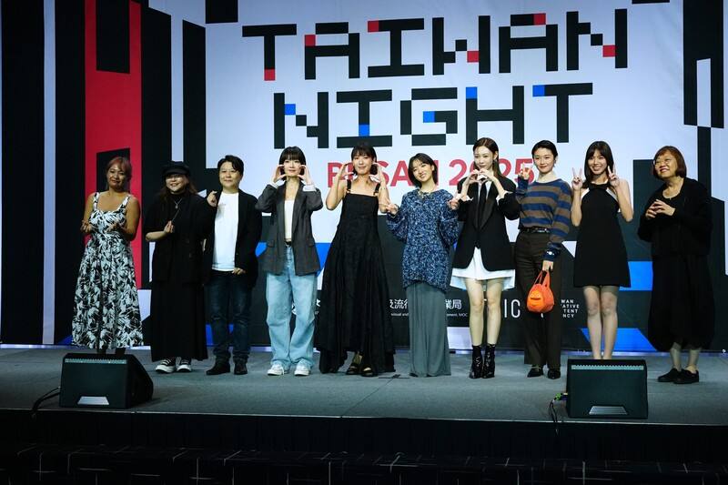 台灣電影前進釜山影展，文策院21日在釜山海雲台舉行台灣之夜，「女孩不平凡」劇組出席。