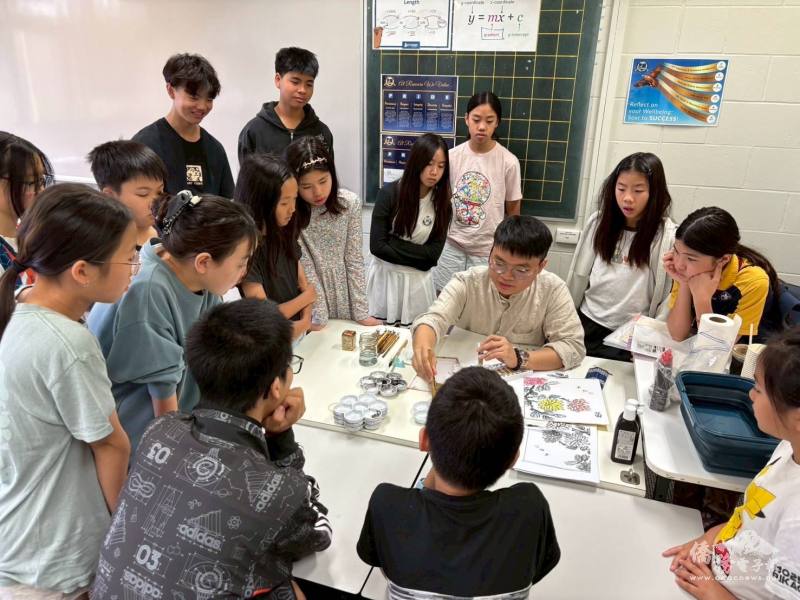 劉敬楠進行國畫教學