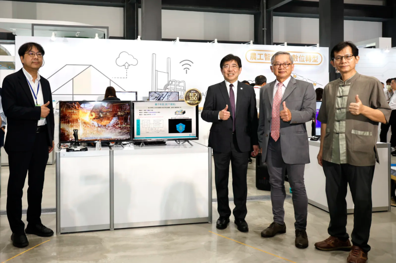 工研院與中鋼共同開發「轉爐出鋼製程數位雙生系統」，結合物理引擎與百萬顆粒子流體模擬技術，精確還原出鋼過程中的物理行為，並透過AI推論與經驗模型進一步估算實際情境中無法直接量測的關鍵參數，從而建立可靠的數位雙生系統，助力智慧化製程優化。左起為工研院電光所組長劉建志、工研院院長劉文雄、行政院政委兼國科會主委吳誠文、臺南市政府副秘書長殷世熙。