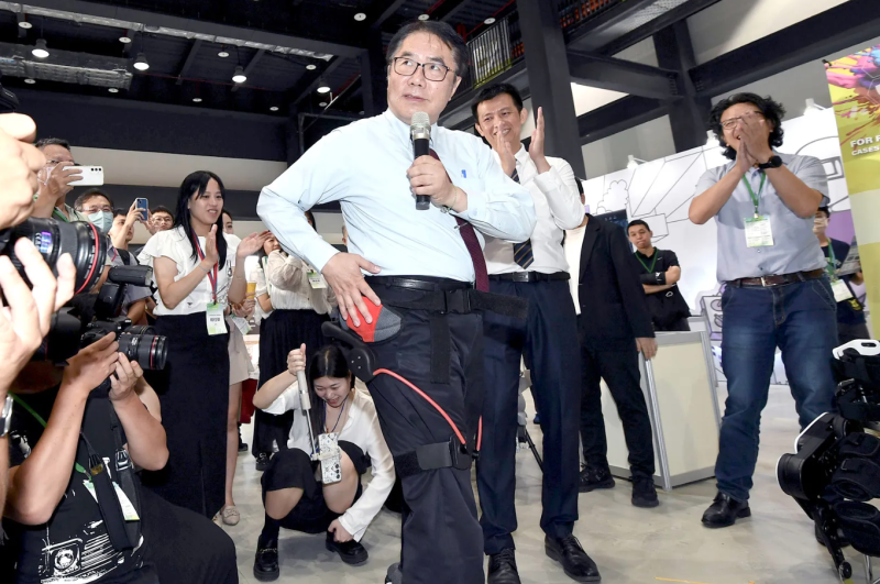 工研院衍生新創的福寶科技所研發之外骨骼機器人，適用脊椎完全損傷患者，協助傷友重獲行走的能力，臺南市市長黃偉哲現場也穿戴外骨骼機器人，稱讚技術協助行動更省力，讓長者老有所依。