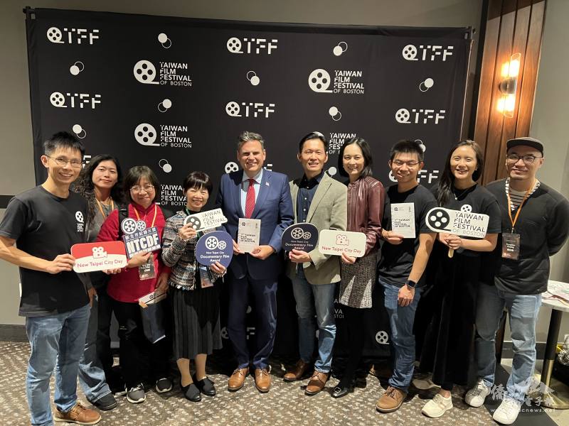 與影展合作多年的新北市政府，今年特別組團參訪；左起為林致中，導演林怡靚、導演黃淑梅、新北新聞局副局長謝麗蘭、Malden市長Gary Christenson、廖朝宏夫婦、蔡景全、莊子瑩，及導演張永翰