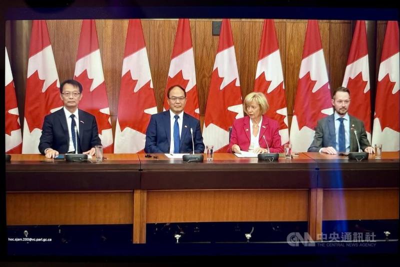 台灣參與國際民航組織（ICAO）行動團在加拿大國會召開國際記者會。加台國會議員友好協會會長史葛洛（Judy Sgro，右2）、保守黨聯邦眾議員古柏（Michael Cooper，右1）、駐加代表曾厚仁（左2）及ICAO行動團團長、交通部民航局副局長林俊良（左1）致詞發言。圖為多倫多線上記者會。