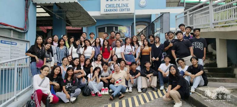 宿霧同心學校華語學習營第二期正式啟動，師生合影留念