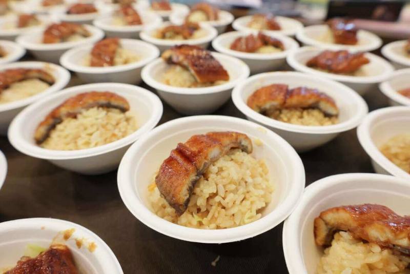 雲林縣政府與雲林縣第二鰻蝦生產合作社22日在縣府親民大廳舉辦鰻魚行銷推廣暨食漁教育記者會，免費提供鰻魚飯供與會者享用。（雲林縣政府提供）