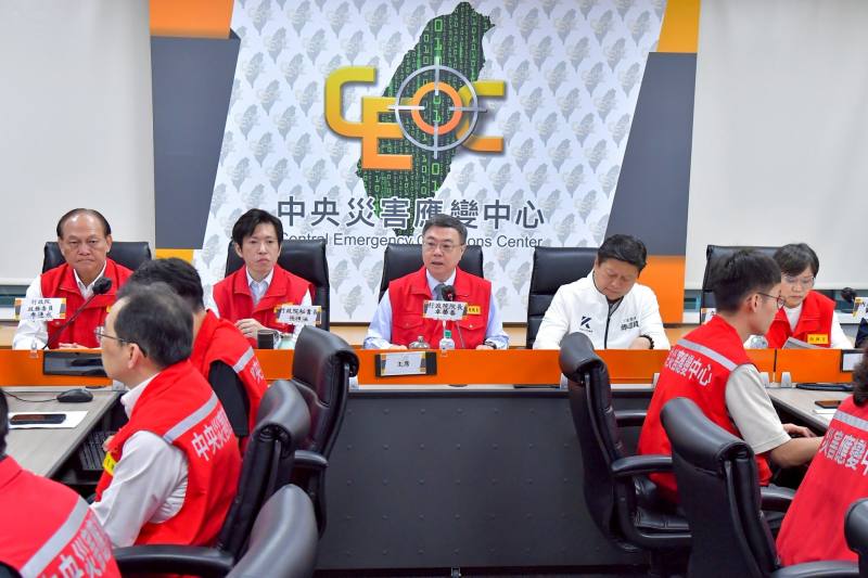 行政院長卓榮泰視導樺加沙颱風中央災害應變中心