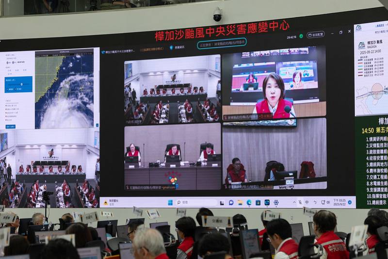 總統抵達後首先聽取簡報，也與屏東縣、花蓮縣及臺東縣等地方政府首長進行視訊連線，了解各地目前防災整備情形