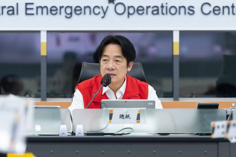 總統感謝全體防救災同仁不眠不休的辛勞，也提醒第一線人員注意自身安全。期許共同努力，將此次颱風的影響降至最低，確保全體國人的生命財產安全