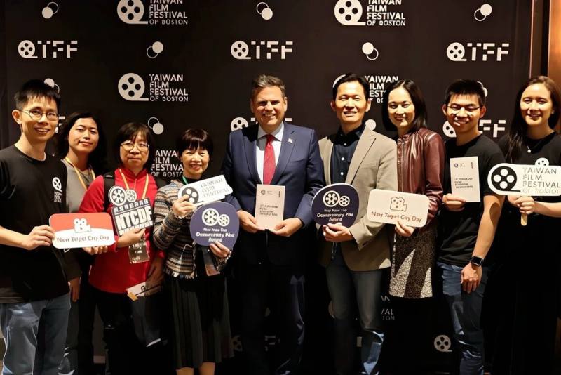 新北市新聞局副局長謝麗蘭（左4）近日組團赴美，參與波士頓台灣影展「新北日」專場活動。並與駐波士頓辦事處長廖朝宏（右4）伉儷、莫爾登市長克利斯坦森（Gary Christenson）（左5）等人合影。（新北市府提供）