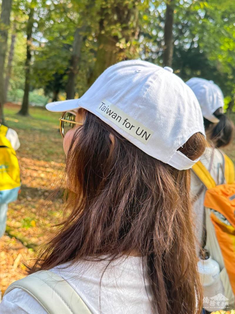 頭戴支持臺灣入聯的帽子，以行動展現僑界的堅定支持