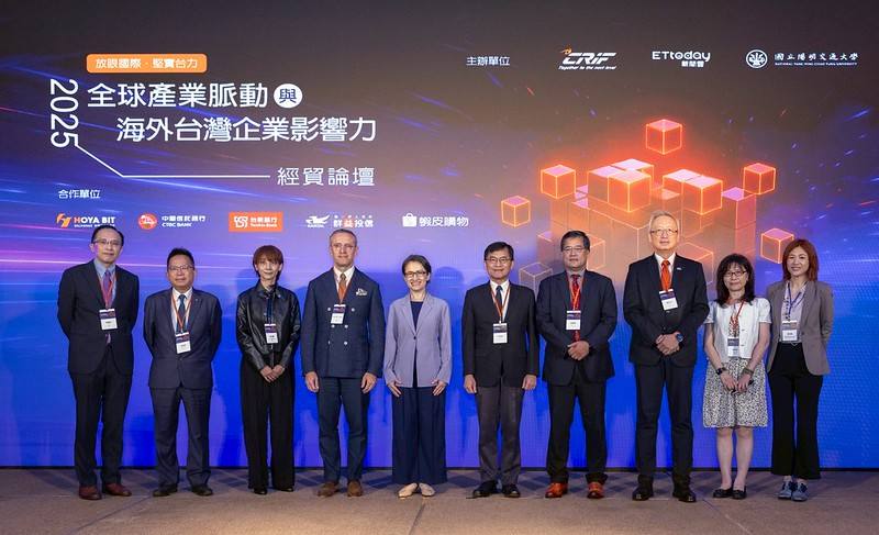 副總統與出席貴賓合影