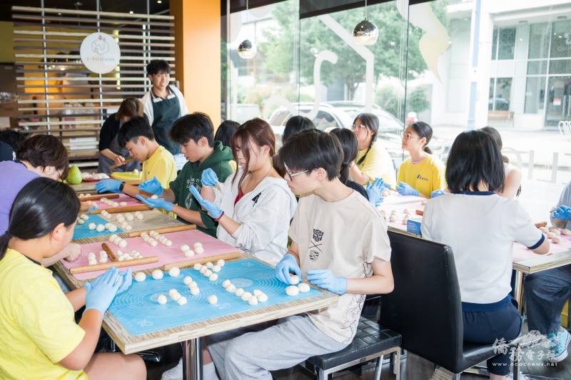 陳源亨(站立者)示範蛋黃酥製作步驟，並指導FASCA學員