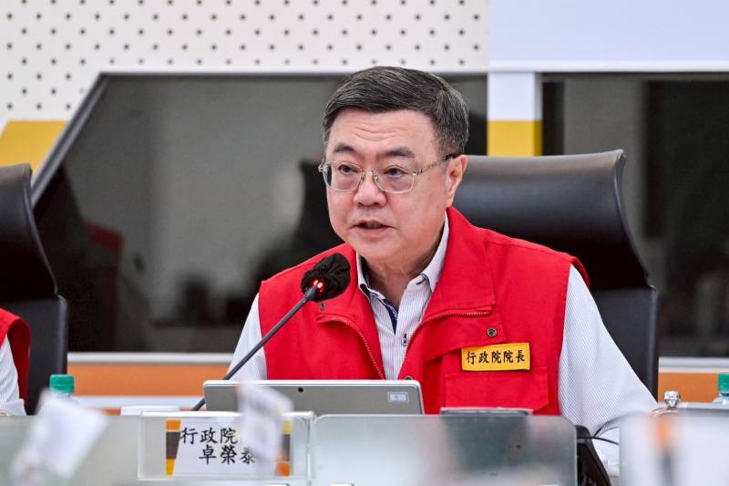 卓院長指出，目前東南沿海地區風強浪高，未來恐發生豪大雨情形，請各相關部會務必提高警覺。