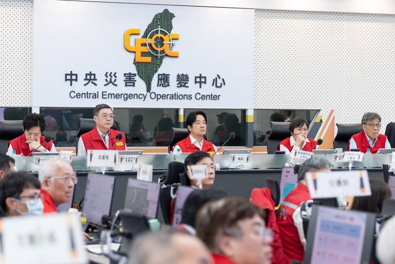 賴清德總統22日下午偕同行政院長卓榮泰前往中央災害應變中心，視察樺加沙強颱防災應變整備工作