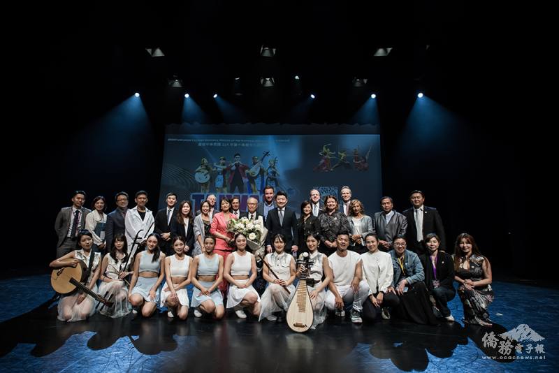 嘉賓與當代樂坊合影