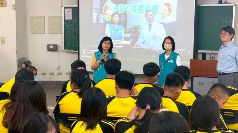 嘉義縣配合國民健康署擴大公費人類乳突病毒（HPV）疫苗保護傘，9月起將國中二年級男學生納入接種對象，與女生同步享有預防保護，衛生局在各學校舉辦宣導活動，提升對HPV疫苗的認知。（嘉義縣政府提供）