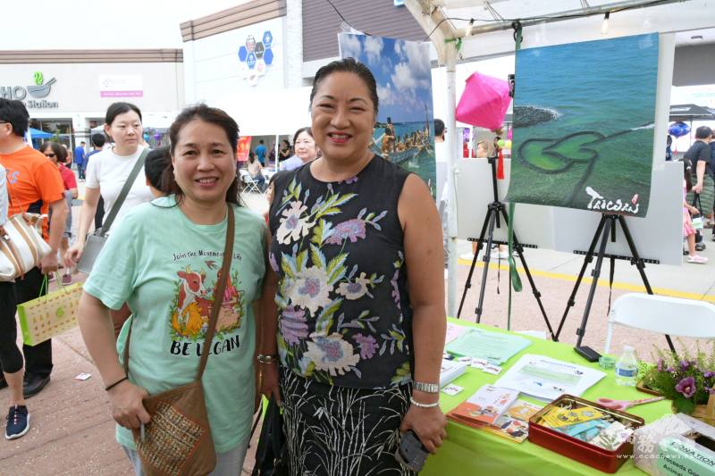 芝加哥花語社社長林芳合 (左) 與伊州華裔眾議員馬静儀 (右) 合影留念