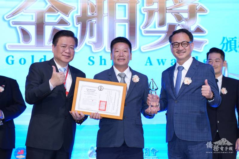 商總理事長許舒博、時任僑委會副委員長阮昭雄頒贈獎項給RT
PASTRY HOLDINGS BHD創辦人呂群能（呂建崴）