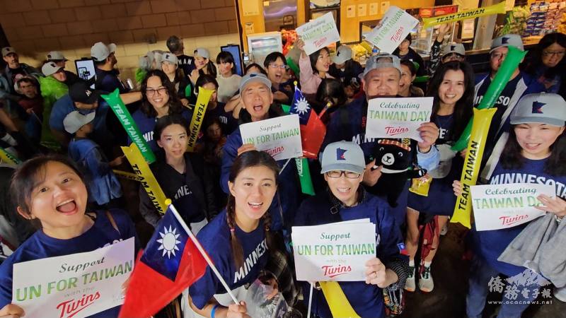 明州臺灣同鄉會會長鄭光生手抱福沙阿熊（中右2）與芝加哥文教中心副主任陳怡珍(右1)及臺灣僑胞鄉親手持海報高呼口號，聲援支持臺灣參與聯合國