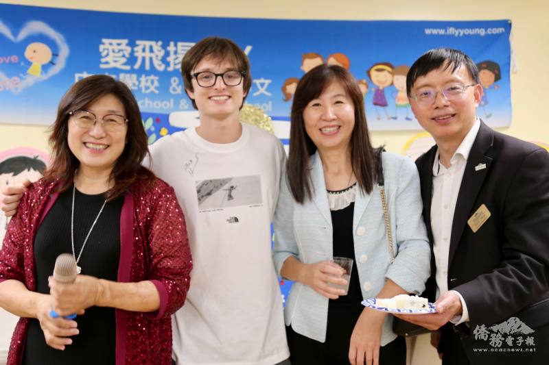 愛飛揚中文學校TCML校長單聖玲(左)、金山灣區文教中心主任莊雅淑(右1)、Fremont市議員邵陽(右2)及主流學生(左2)做冰皮月餅