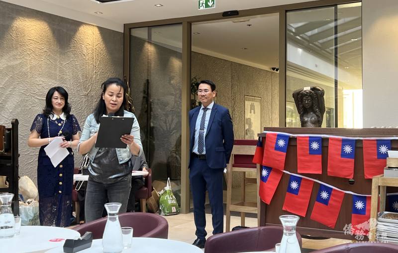 德國薩克森德勒斯登婦女協會會長李麗貞(中)致詞，理事蘇怡婷（右）擔任司儀