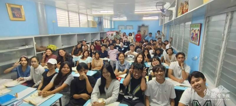 參與華語學習營的同學們與教師一同合照，齊心迎接華語挑戰