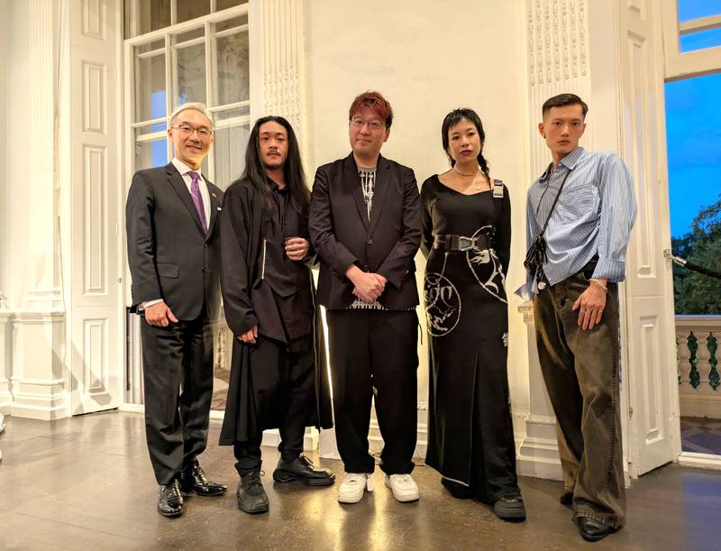 國際時尚設計界盛事倫敦時裝週今年首見台灣以「國家隊」形象亮相，18日在倫敦當代藝術學會（ICA）舉辦展示會，駐英國代表姚金祥（左1）及INFDARK（左2）、APUJAN（中）、JENN LEE（右2）和RAY CHU（右1）等4個品牌的設計師和創意總監出席。