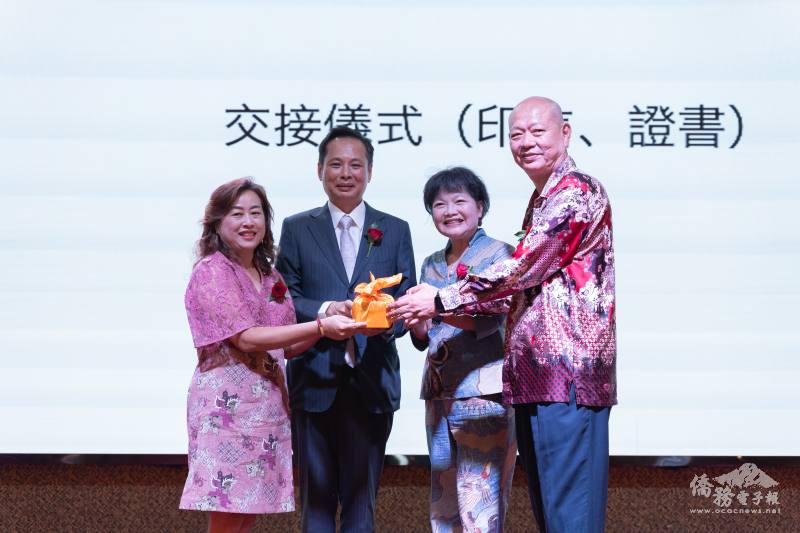 滿任理事長柯順榮（右1）將印信交接予新任理事長董乃萍（左1）