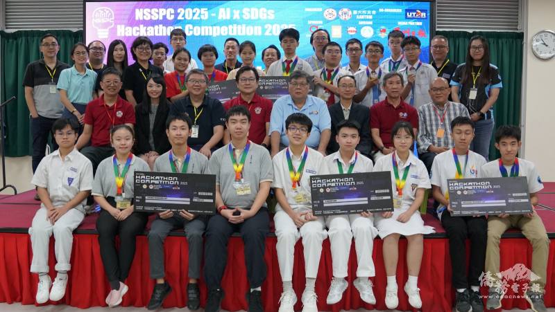 第2屆NSSPC 人工智能黑客松大賽(HACKATHON A.I. FOR THE SDGs 2025) 大合照(8隊晉級決賽隊伍、貴賓們及指導老師)