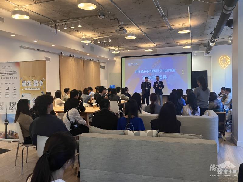 駐多倫多辦事處處長梁毅鵬肯定青商會成員在公共事務上的付出，青商會會長陳彥宇(左一)