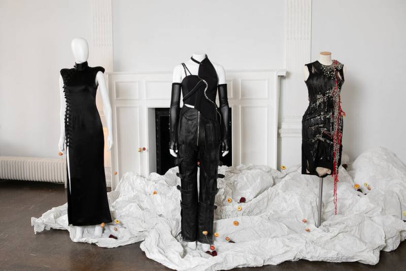 台灣服裝設計品牌JENN LEE近日在受文化部支持的「從台北到倫敦：台灣創意感官盛宴」活動展出歷年3件作品。（Dyelog提供）