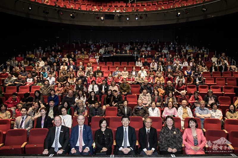 活動現場，(首排左起)Ryde 市長 Trenton Brown、Willoughby 州議員Tim James、駐雪梨辦事處處長吳正偉伉儷、文訪團團長吳新興、Willoughby 市長 Tanya Taylor、澳洲臺灣同鄉會會長謝明君