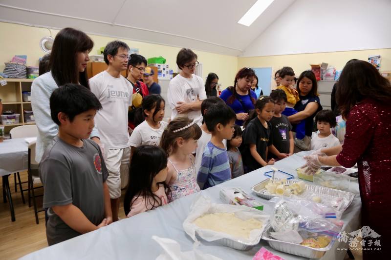 活動吸引TCML學員及社區民衆一起來學華文，並手做冰皮月餅體驗臺灣中秋文化