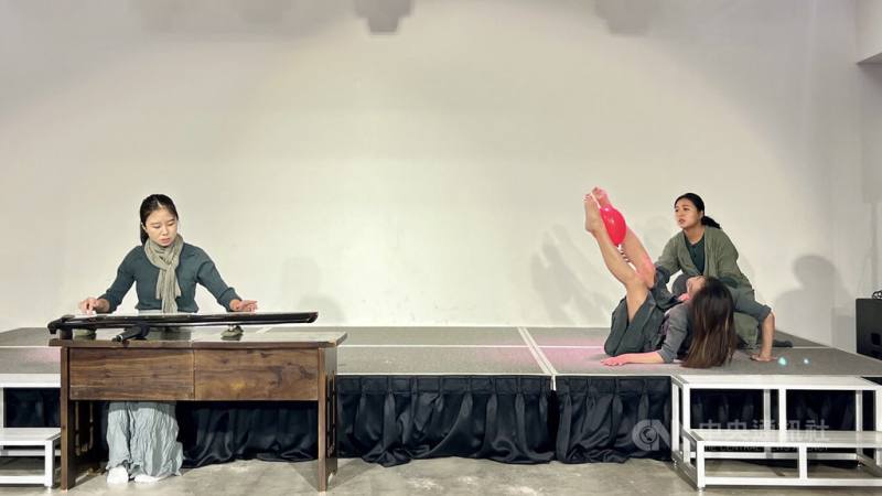 2025關渡藝術節由台北藝術大學主辦，22日在秋季篇的記者會上演出跨域舞劇「她，從海上來」片段，以關渡宮為田野現場，結合古琴演奏、舞者與紅氣球意象，詮釋傳統信仰。